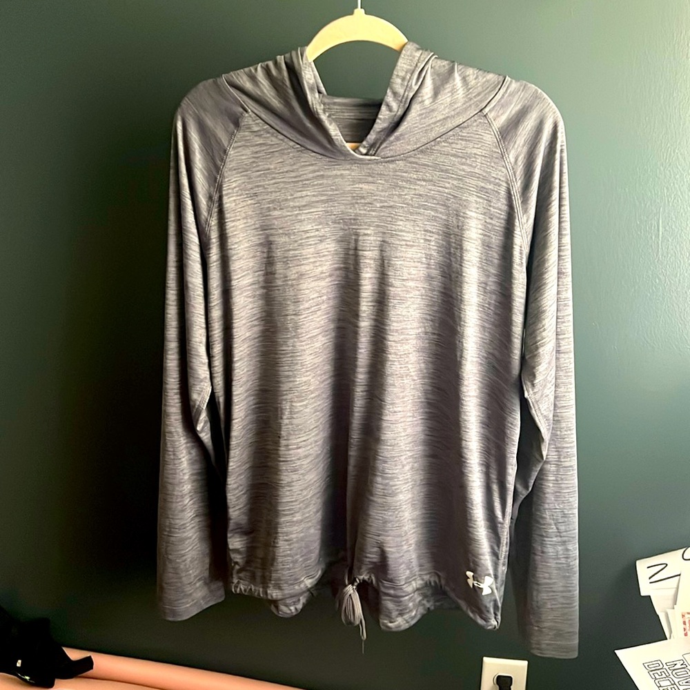 Women’s Large Under Armour long sleeve hooded shirt.